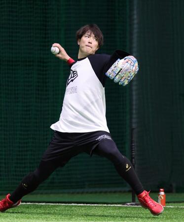 キャッチボールをする森下（撮影・市尻達拡）