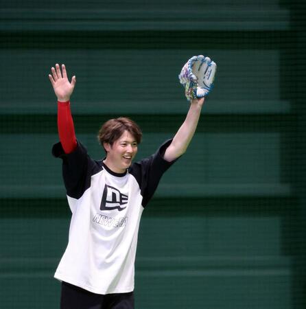 ノックで、両手を挙げる森下（撮影・市尻達拡）