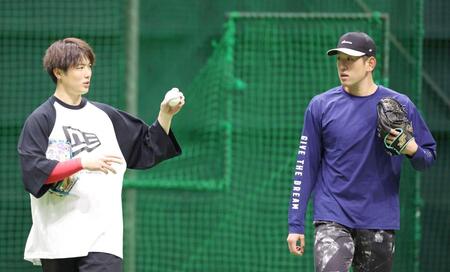 　森下（左）とのキャッチボールを終え、話をする遠藤（撮影・市尻達拡）