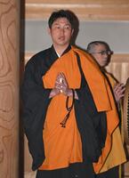 　護摩行に向かうう新井監督（撮影・石井剣太郎）