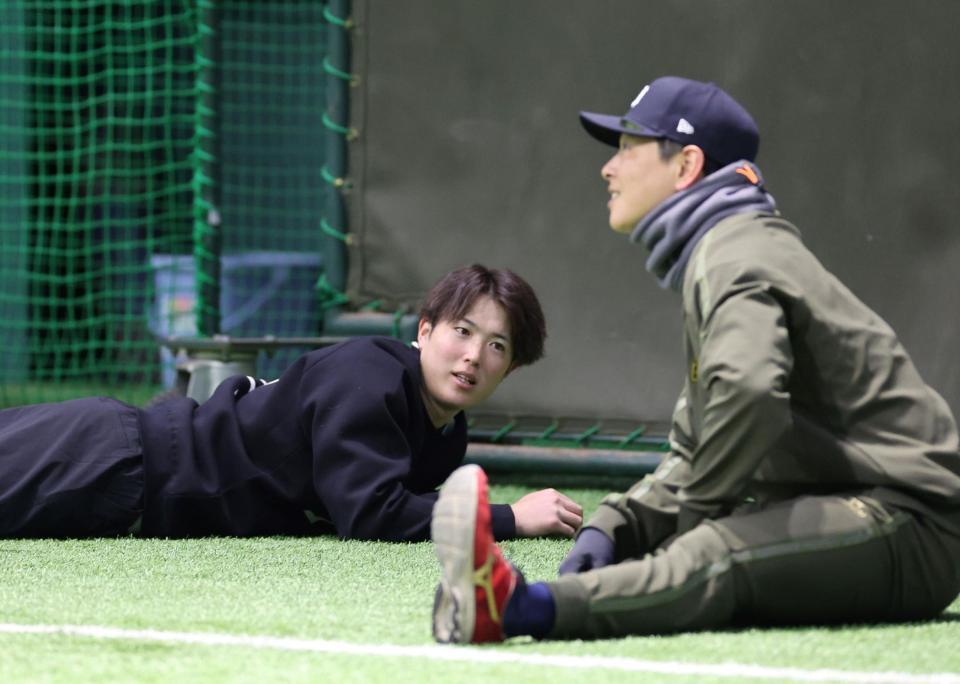 大瀬良と話をする森下（撮影・市尻達拡）