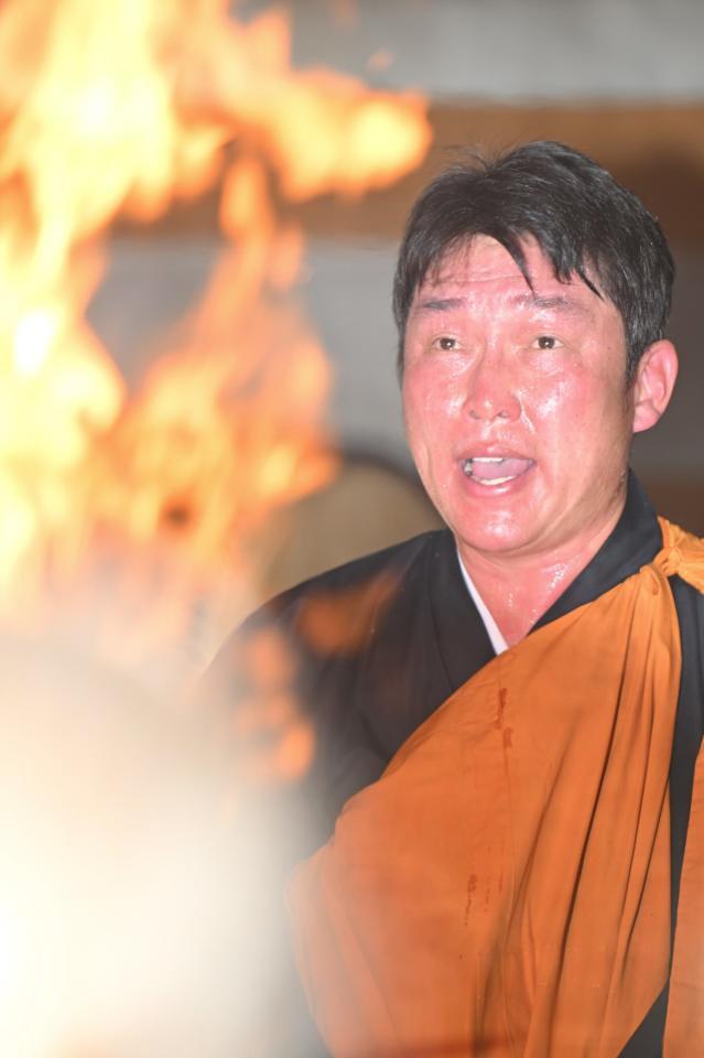 護摩行に臨む新井監督
