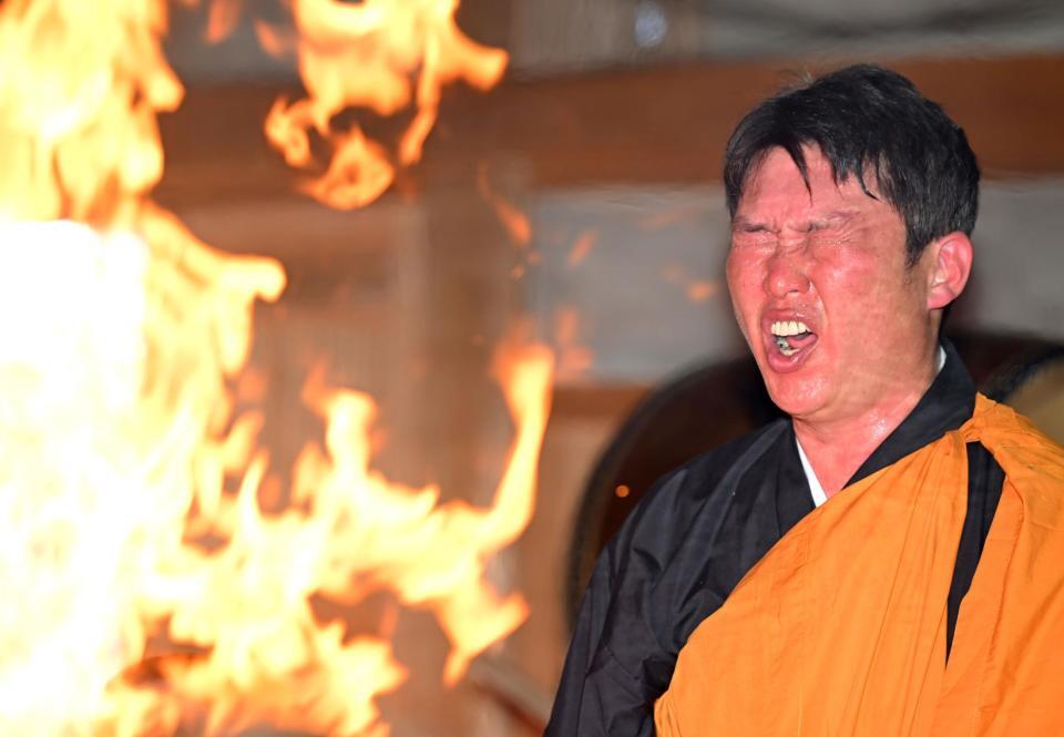護摩行を行う新井監督（撮影・石井剣太郎）