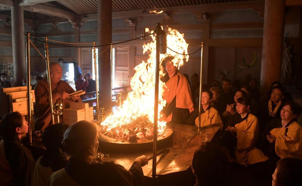 護摩行を行う新井監督（中央）＝撮影・石井剣太郎