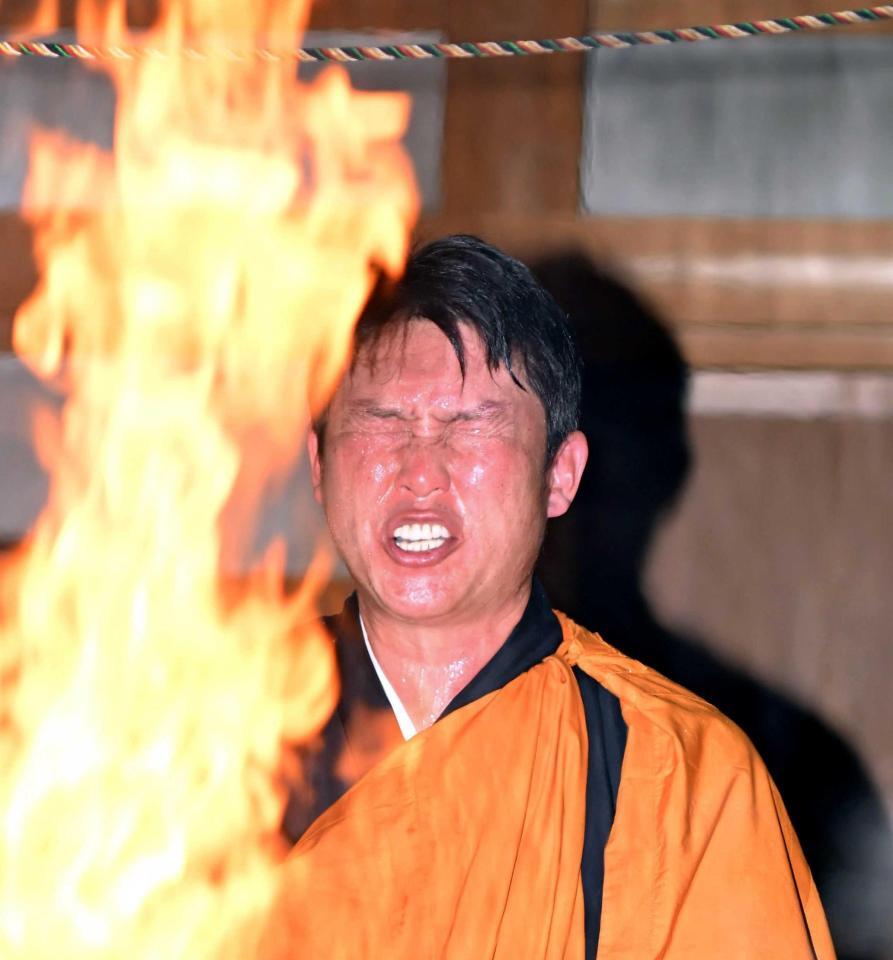 　護摩行を行う新井監督（撮影・石井剣太郎）