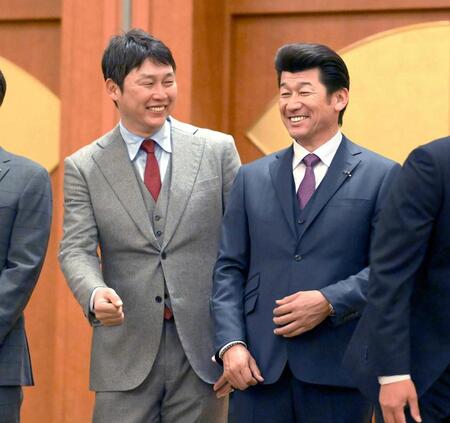 　１２球団監督会議で談笑する新井監督（左）と三浦監督（撮影・伊藤笙子）