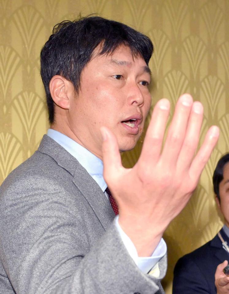 　１２球団監督会議を終え、取材に答える新井監督