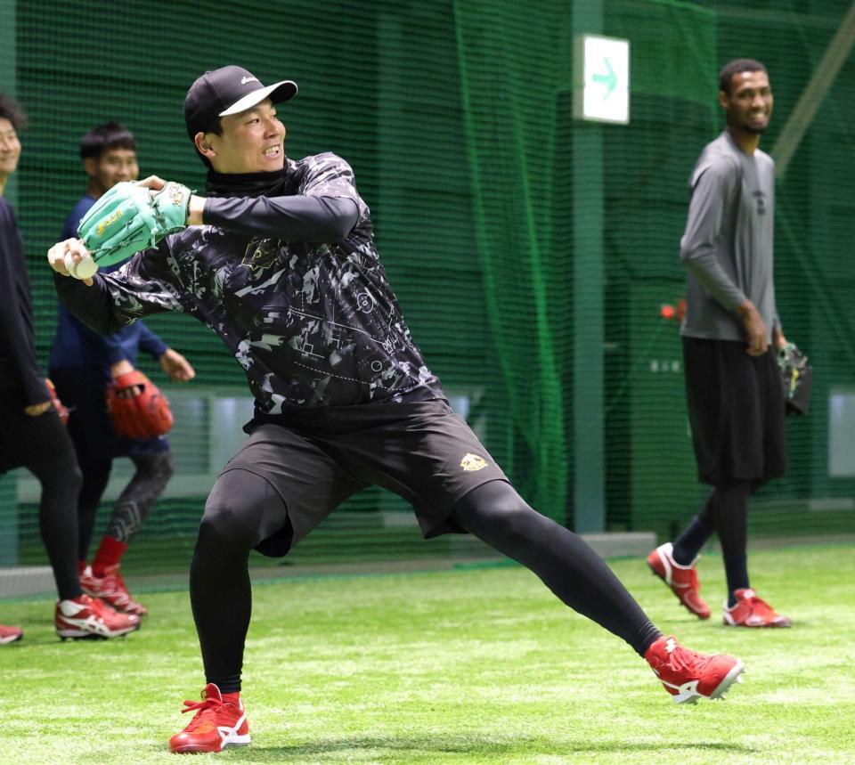 　ノックを受ける栗林（撮影・市尻達拡）