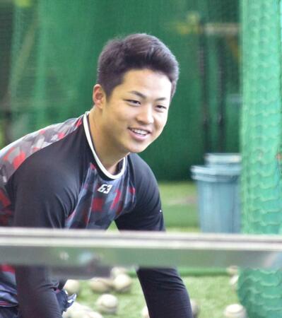 　打撃練習後、ボールを集める内田