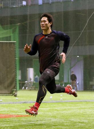 　ダッシュをする斉藤（撮影・市尻達拡）