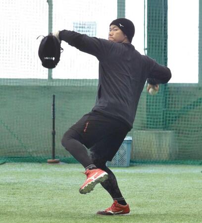 　キャッチボールを行う坂倉