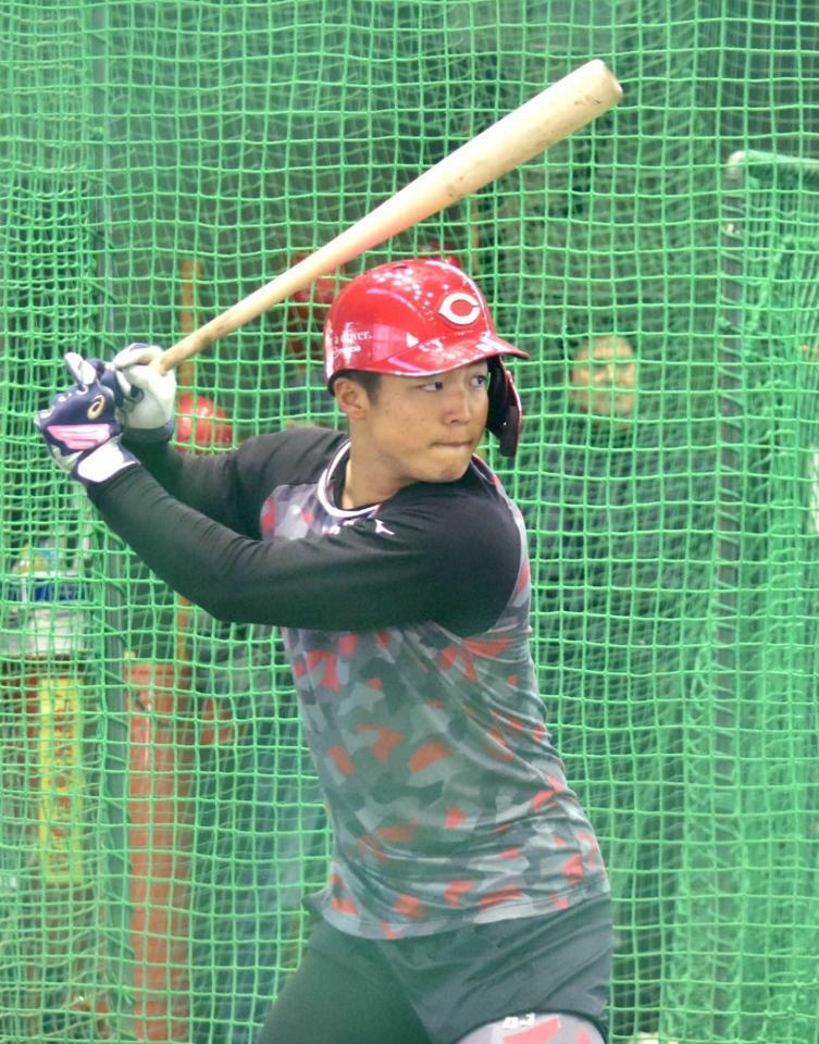 　打撃練習を行う内田