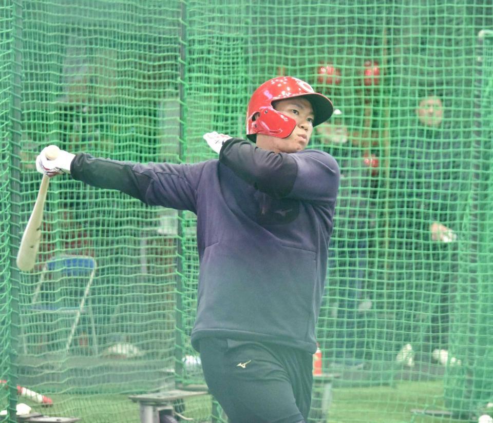 　打撃練習を行う坂倉