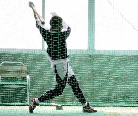 　打撃練習で汗を流す中村奨（撮影・畠山賢大）