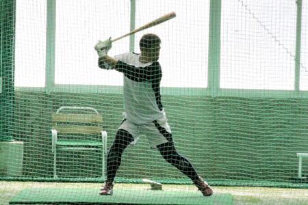 　打撃練習を行う中村奨