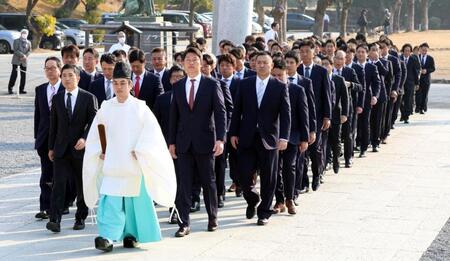 　必勝祈願のため、広島護国神社を訪れた新井監督や球団職員ら（撮影・市尻達拡）