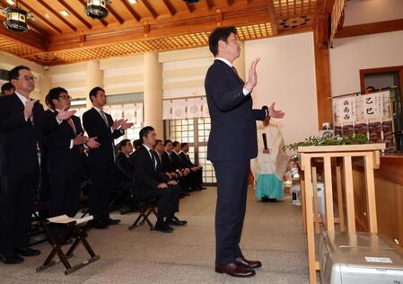 　首脳陣を代表し、柏手を打つ新井監督（撮影・市尻達拡）