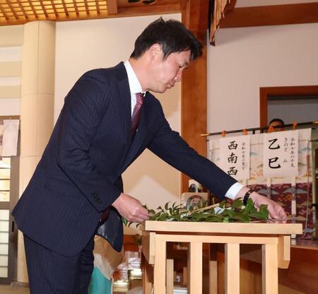 　真榊（まさかき）を奉納する新井監督（撮影・市尻達拡）