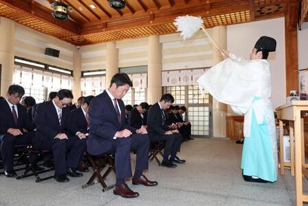 　広島護国神社で必勝祈願をする新井監督ら（撮影・市尻達拡）