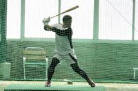 　打撃練習を行う中村奨