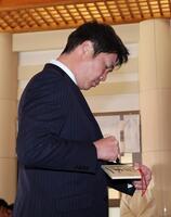 　絵馬に「日本一」と書き記す新井監督（撮影・市尻達拡）