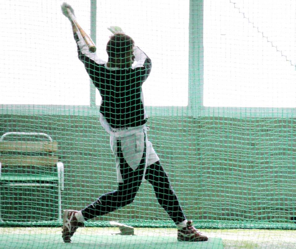 　打撃練習で汗を流す中村奨（撮影・畠山賢大）