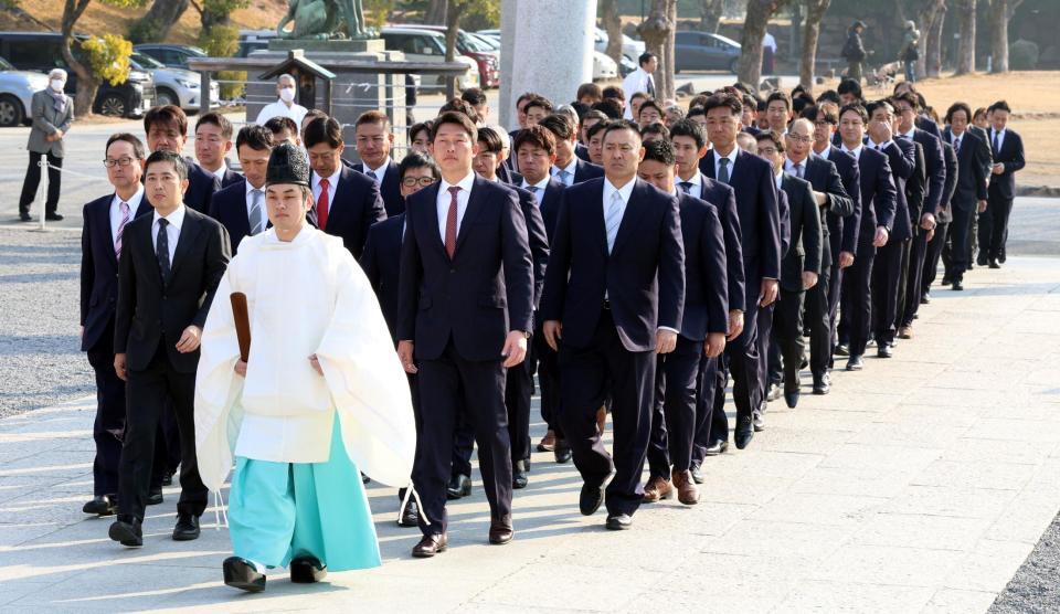 　必勝祈願のため、広島護国神社を訪れた新井監督や球団職員ら（撮影・市尻達拡）