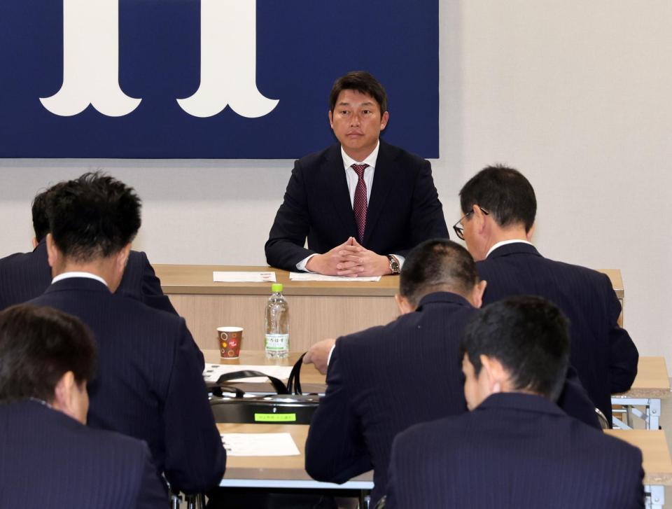 　スタッフミーティングに臨む新井監督（撮影・市尻達拡）