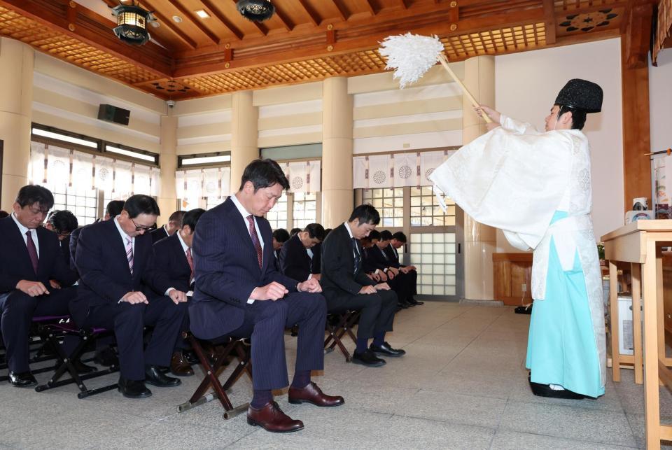 　広島護国神社で必勝祈願をする新井監督ら（撮影・市尻達拡）