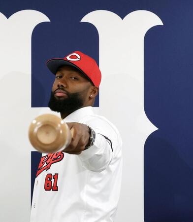 　ポーズを決めるサンドロ・ファビアン（撮影・市尻達拡）