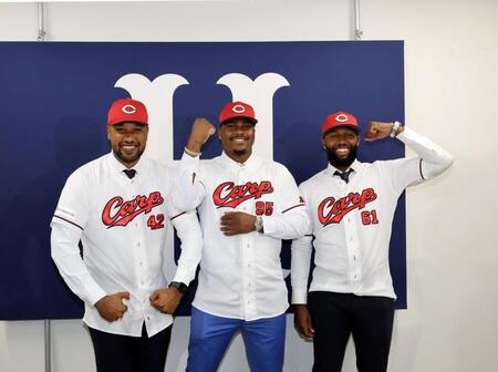 　ポーズを決める（左から）ジョハン・ドミンゲス、エレフリス・モンテロ、サンドロ・ファビアン（撮影・市尻達拡）