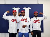 　ポーズを決める（左から）ジョハン・ドミンゲス、エレフリス・モンテロ、サンドロ・ファビアン（撮影・市尻達拡）