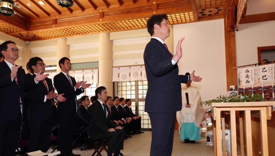 　首脳陣を代表し、柏手を打つ新井監督（撮影・市尻達拡）