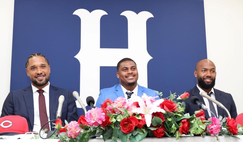 　入団会見に臨む（左から）ジョハン・ドミンゲス、エレフリス・モンテロ、サンドロ・ファビアン（撮影・市尻達拡）