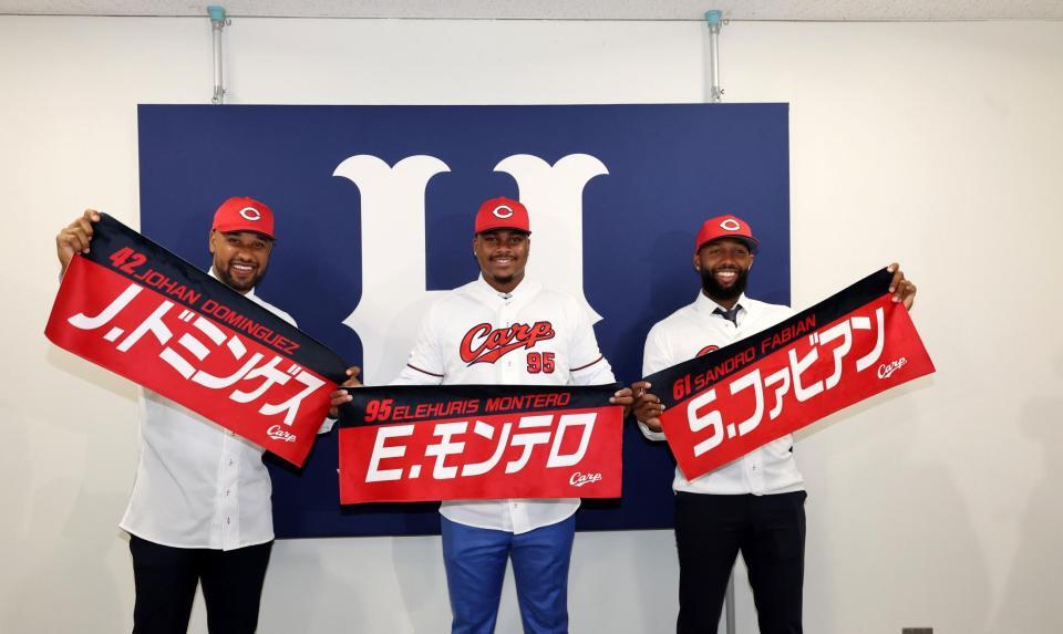 　自身の応援タオルを持つ（左から）ジョハン・ドミンゲス、エレフリス・モンテロ、サンドロ・ファビアン（撮影・市尻達拡）