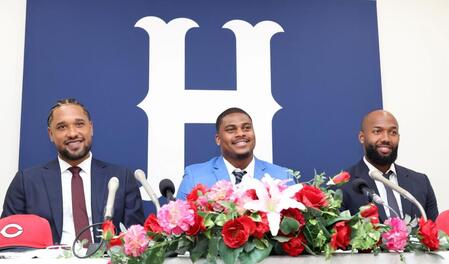 　入団会見に臨む（左から）ドミンゲス、モンテロ、ファビアン（撮影・市尻達拡）