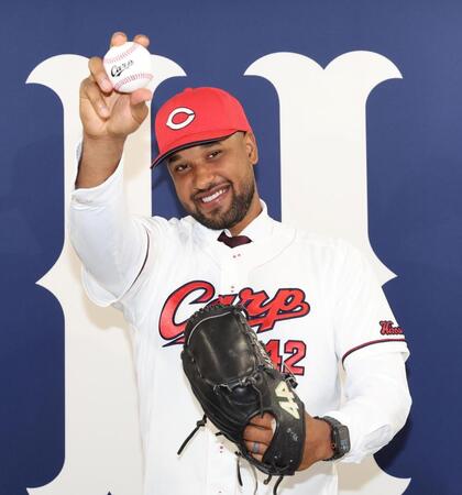 　ポーズを決めるドミンゲス（撮影・市尻達拡）