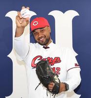 　ポーズを決めるドミンゲス（撮影・市尻達拡）