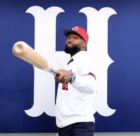 　ポーズを決めるファビアン（撮影・市尻達拡）