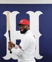 　笑顔でポーズを決めるファビアン（撮影・市尻達拡）