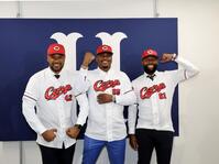 　ポーズを決める（左から）ドミンゲス、モンテロ、ファビアン（撮影・市尻達拡）