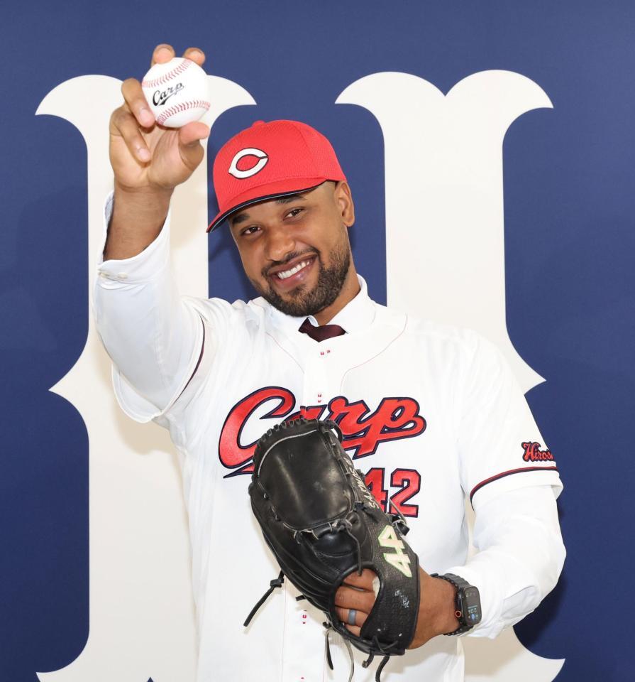 　ポーズを決めるドミンゲス（撮影・市尻達拡）