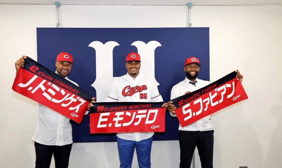 　自身の応援タオルを持つ（左から）ドミンゲス、モンテロ、ファビアン（撮影・市尻達拡）