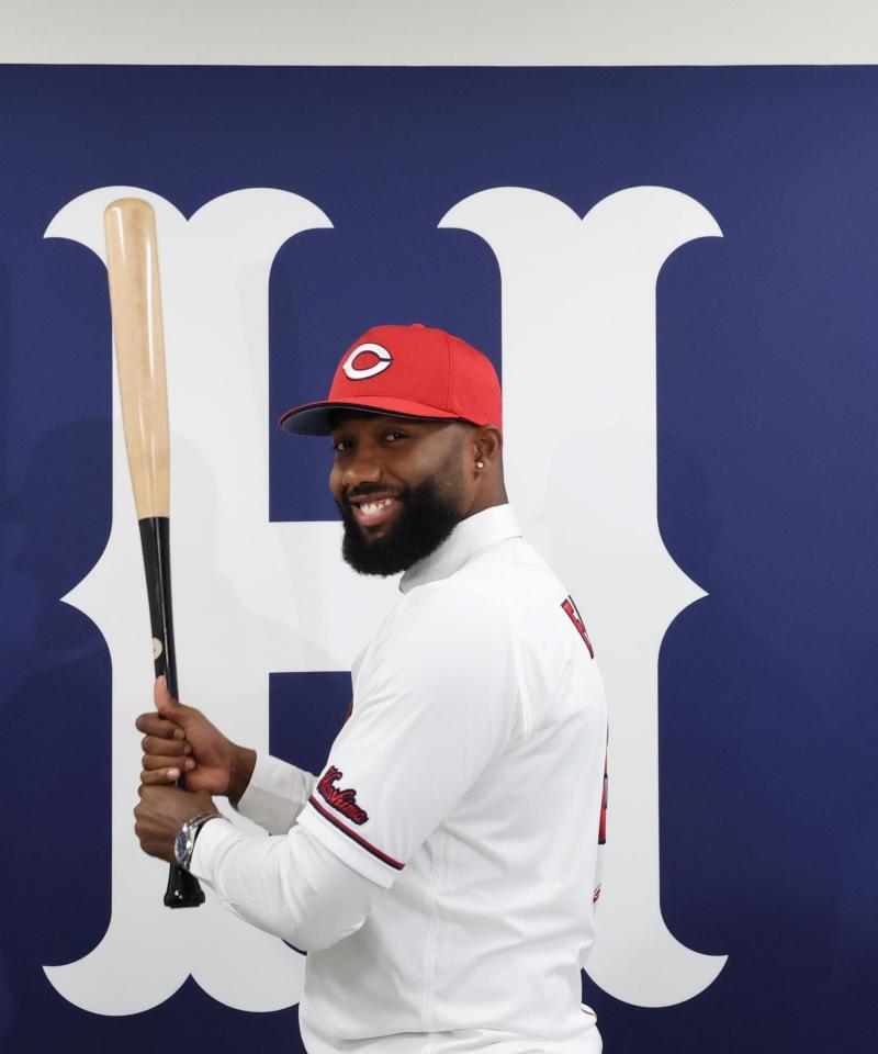 　笑顔でポーズを決めるファビアン（撮影・市尻達拡）