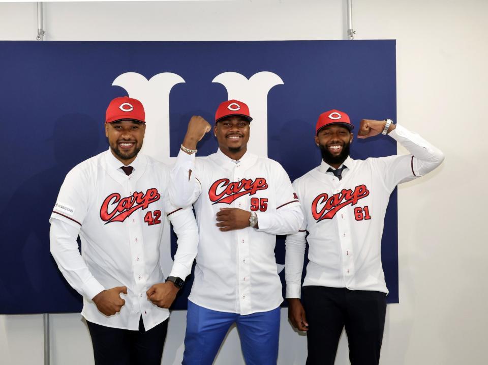 　ポーズを決める（左から）ドミンゲス、モンテロ、ファビアン（撮影・市尻達拡）