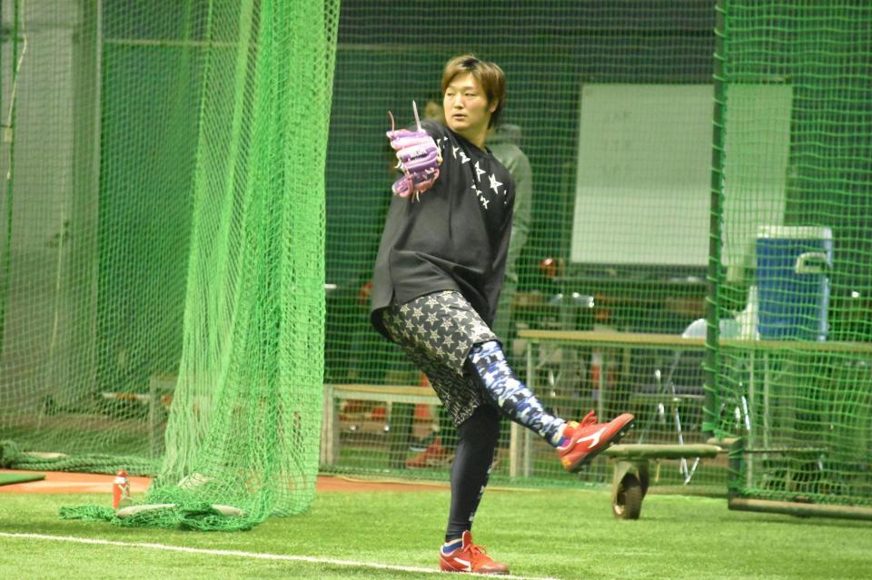 　キャッチボールを行う床田
