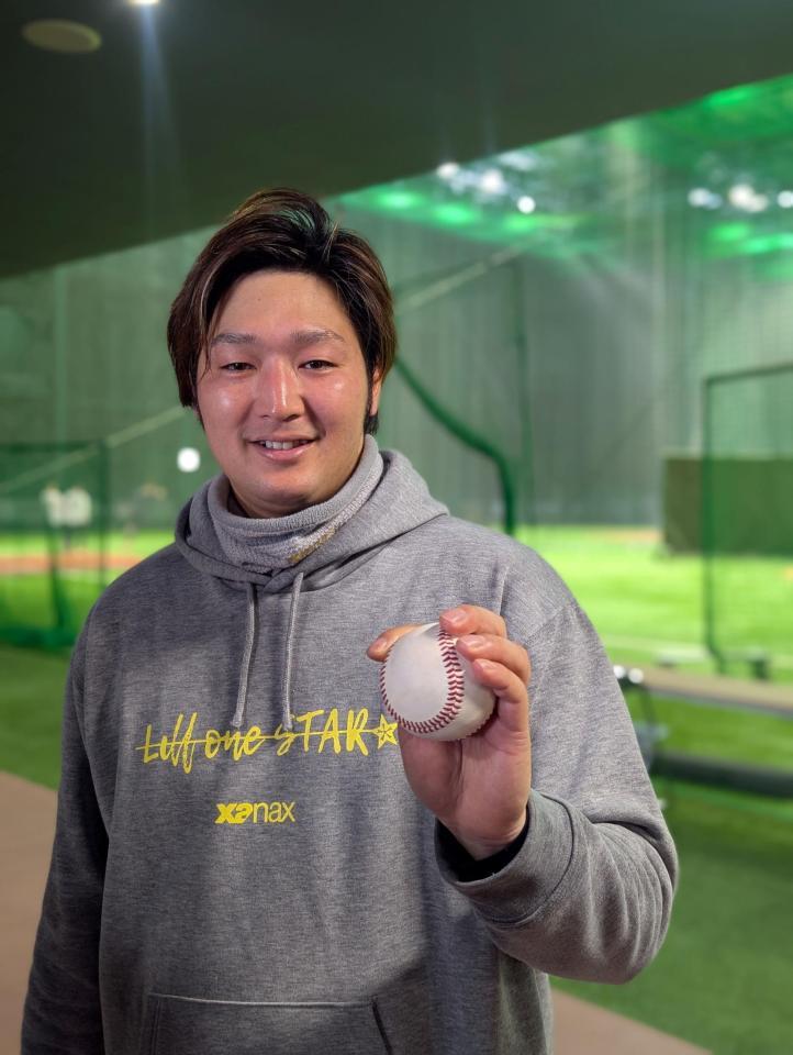 独特な握りでの新スライダーに挑戦する床田寛樹