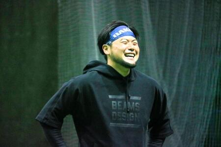 笑顔を見せる末包（撮影・畠山賢大）