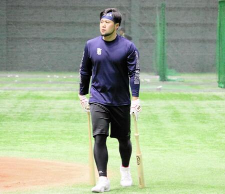 　特殊形状の練習用バットを手にする末包（撮影・畠山賢大）