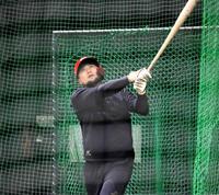 　縦振りを意識した打撃練習を行う末包（撮影・畠山賢大）